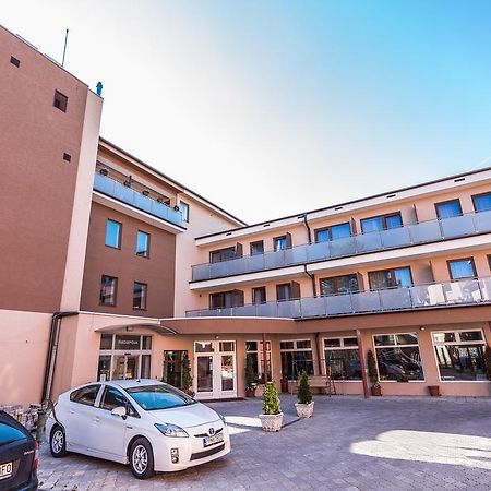 Garni Hotel Anne-Mary Piest'any Luaran gambar