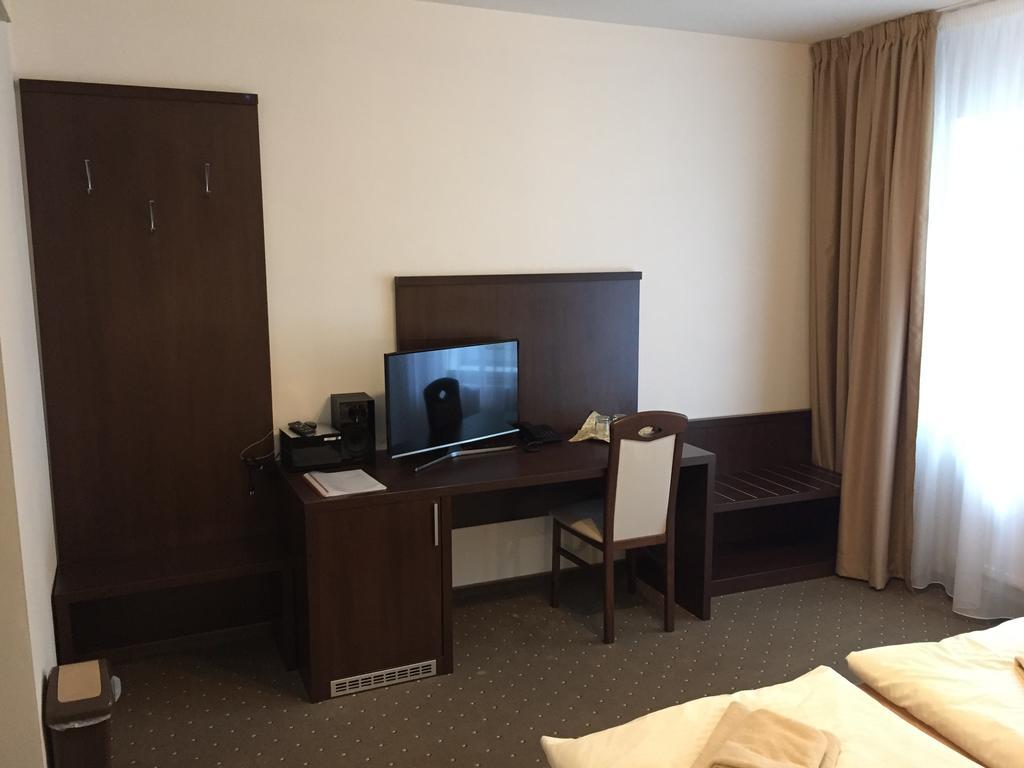 Garni Hotel Anne-Mary Piest'any Luaran gambar