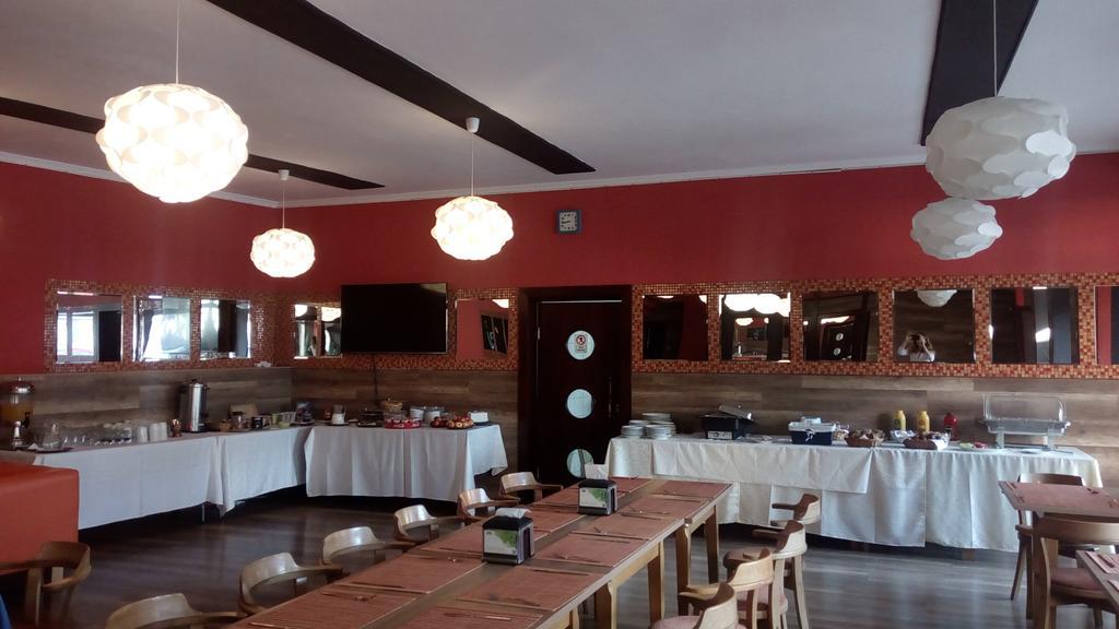 Garni Hotel Anne-Mary Piest'any Luaran gambar