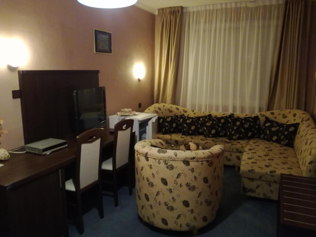 Garni Hotel Anne-Mary Piest'any Luaran gambar